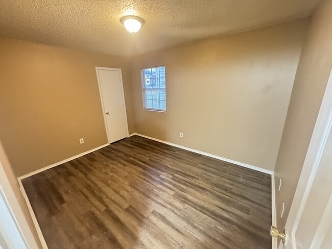 Photo - 1589 Yager Rd
