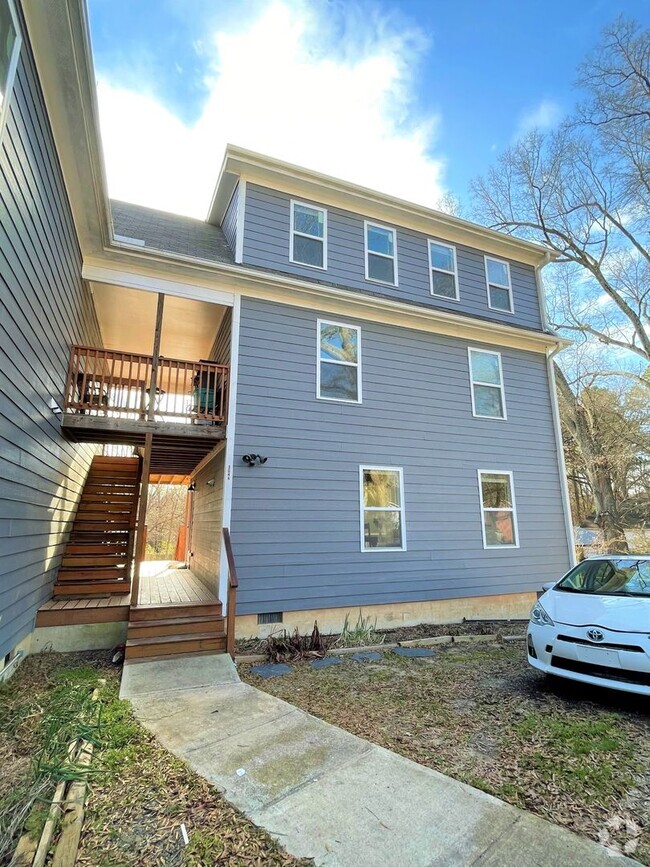 Building Photo - Large, updated 5 BR 2.5 BA in Carrboro, cl... Rental