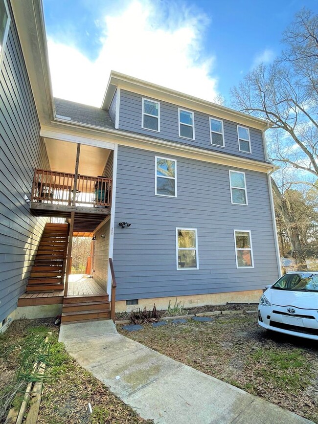 Large, updated 5 BR 2.5 BA in Carrboro, cl... - Large, updated 5 BR 2.5 BA in Carrboro, cl... House