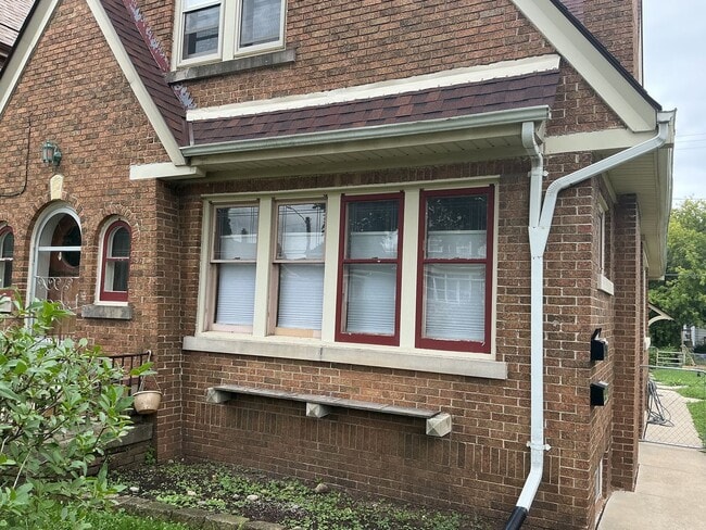 Building Photo - 3711 E Plankinton Ave Unit upper Rental