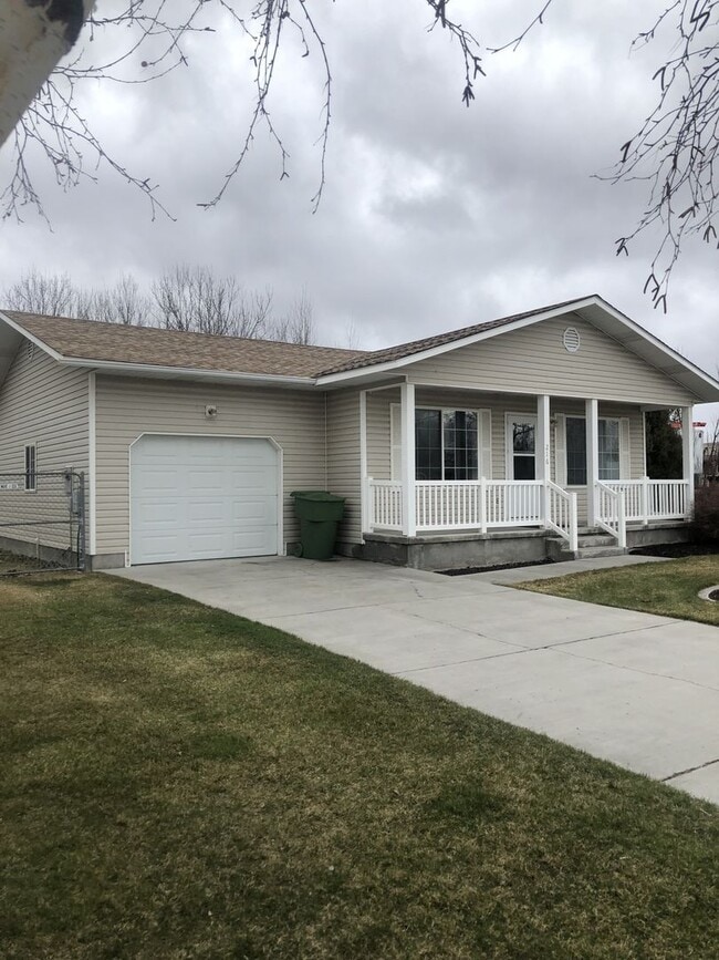 Building Photo - Cute Home For Rent In Rexburg