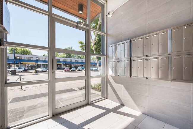 Photo - 206 Lakeshore Rd E