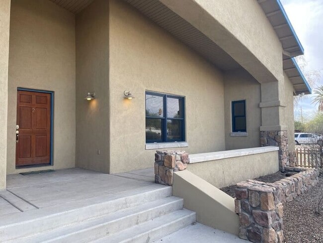 Photo - 3Bdm 3Ba close to U of A! must see!