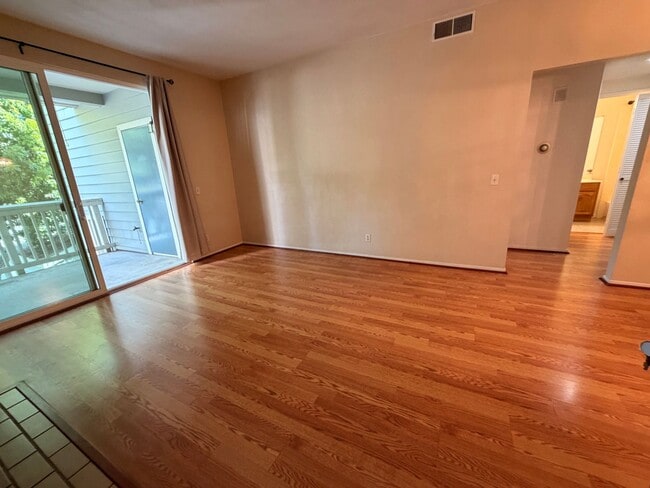Building Photo - LARGE SECOND FLOOR CONDO Unit 202