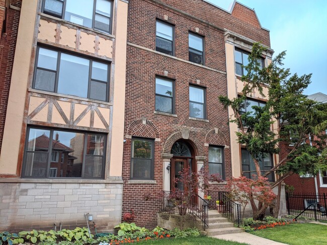 Building Photo - 1405 W Jarvis Ave Rental