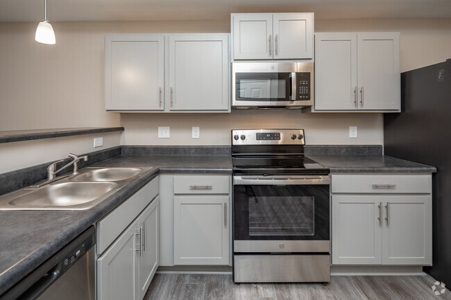 2BR, 1.5BA - 1,050SF - Kitchen - Airport Place Apartments