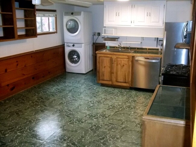 Building Photo - 4266 Gem Ave Unit Studio Apartment