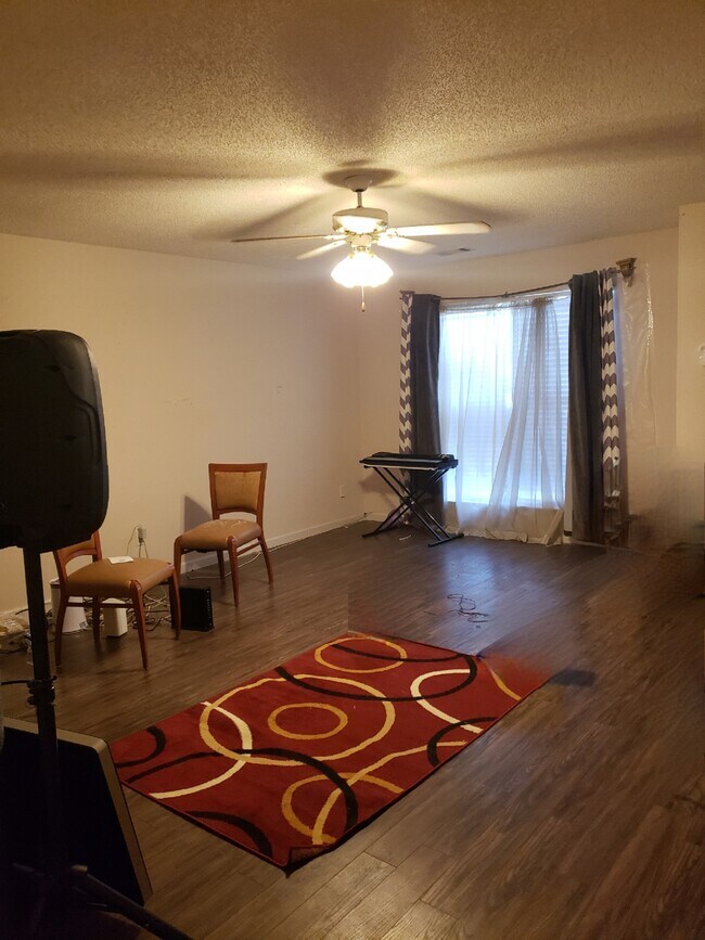 Photo - 1517 April Ln