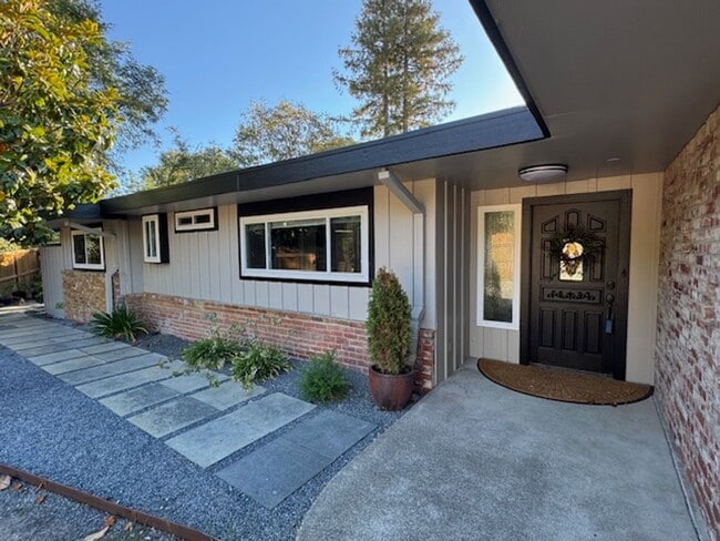 Building Photo - Updated MCM Ranch Home with Stunning Back ...