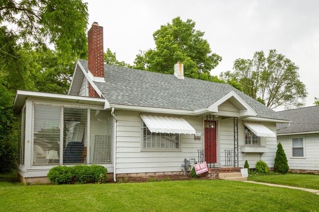 Building Photo - Updated Kitchen