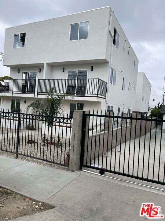 Building Photo - 1237 N Kenmore Ave Rental