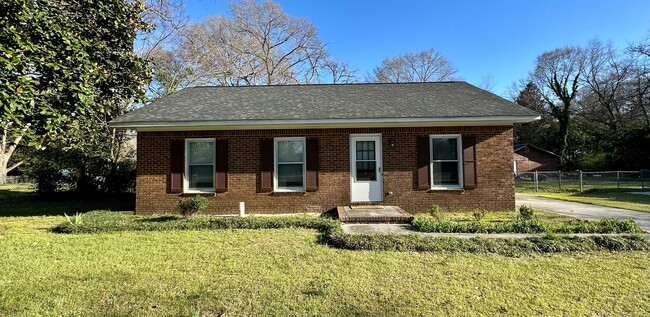 3 Bedroom Home Near Sumter High - 3 Bedroom Home Near Sumter High