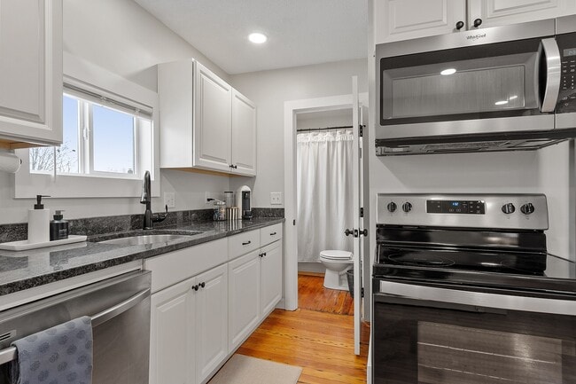 Building Photo - 2 Mc Gregor St Unit B - 2nd Floor