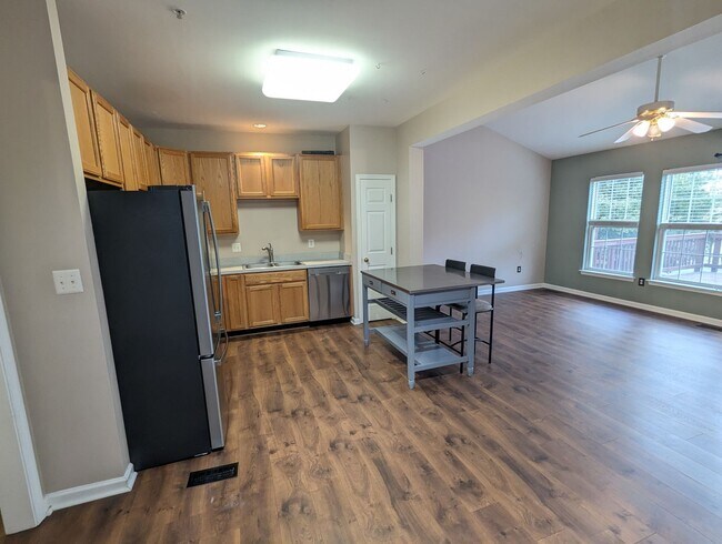 Photo - Beautifully maintained townhouse in Whittier available mid May!