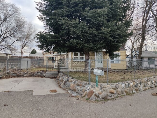 Building Photo - 729 S Fir St