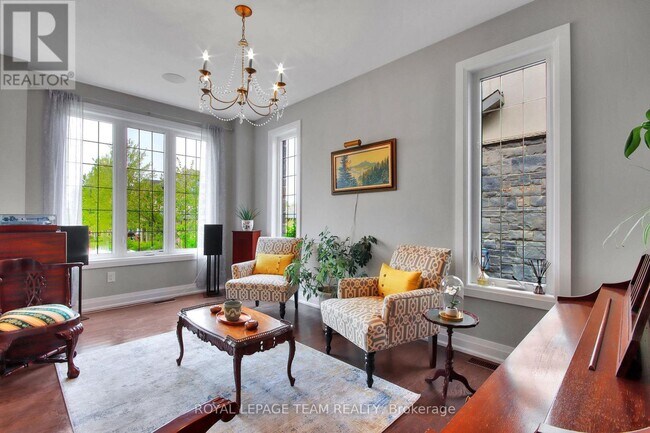 Photo - 321 Trestle St