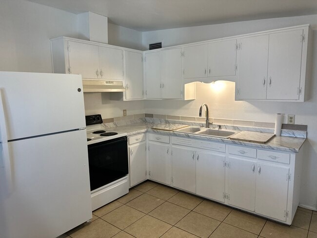 Building Photo - 1053 E Prince Rd Rental