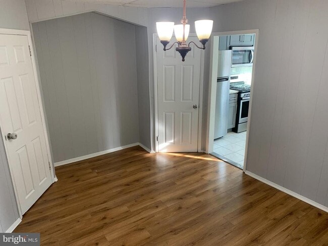 Photo - 4135 Gilham St