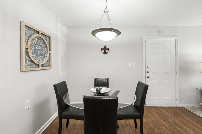Dining area - Franklin Woods - Students: Save up to 10%! Apartments
