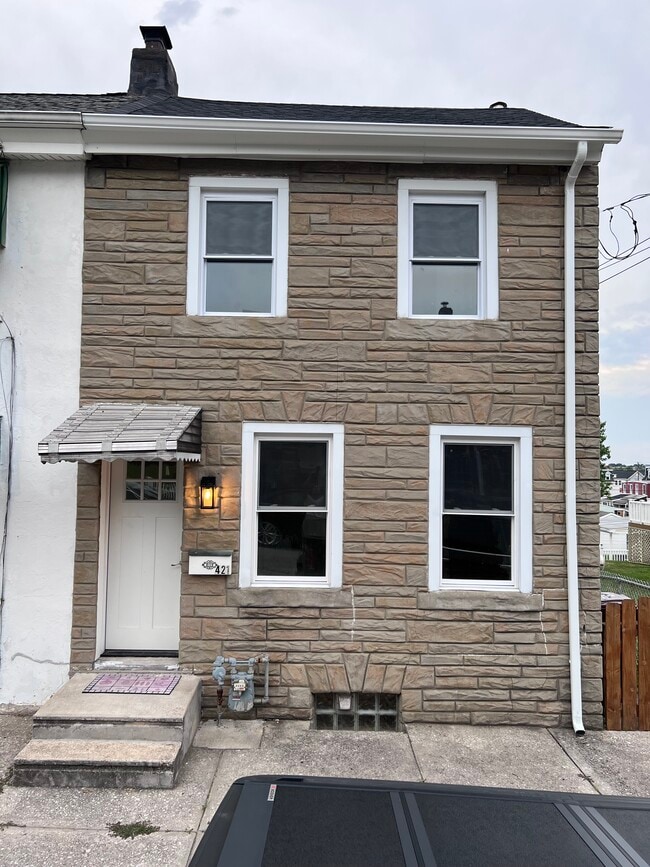Building Photo - 421 Grove St Rental