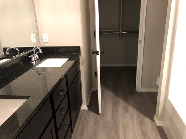 Photo - All electric 3 bed 2 bath duplex on a cul-...