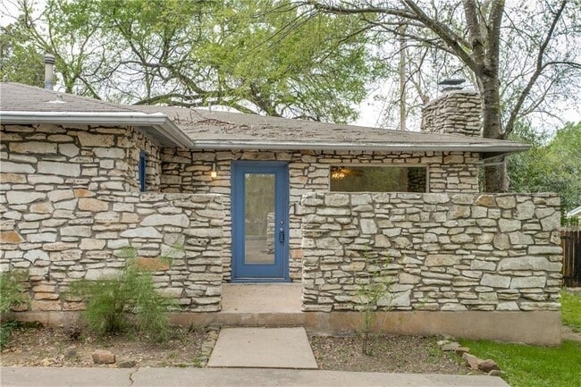 Building Photo - 2313 La Casa Dr