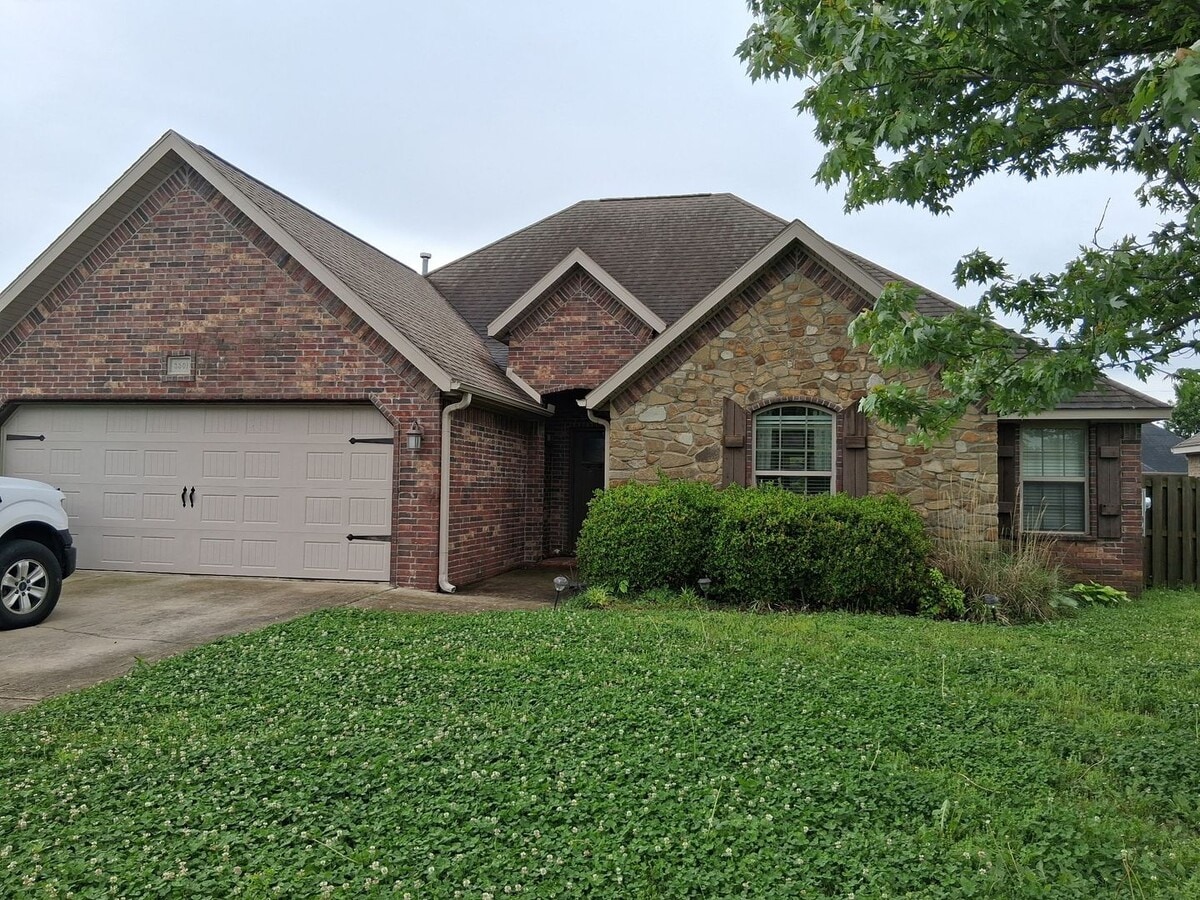 Three bedroom two bath home in Bentonville - Three bedroom two bath home in Bentonville