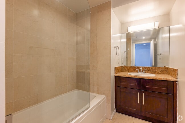 2BR, 2BA - 988SF - BATHROOM