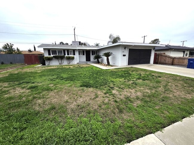 Building Photo - Charming 3 Bedroom 2 Bath Home