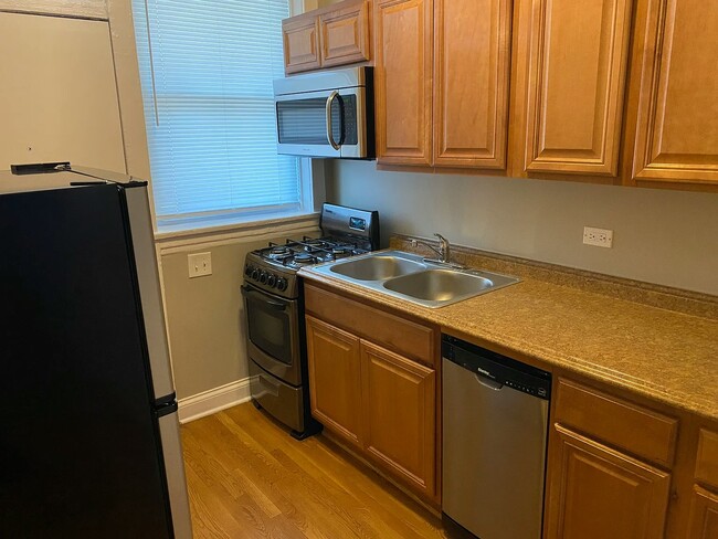 Building Photo - 4710 N Racine Ave Rental