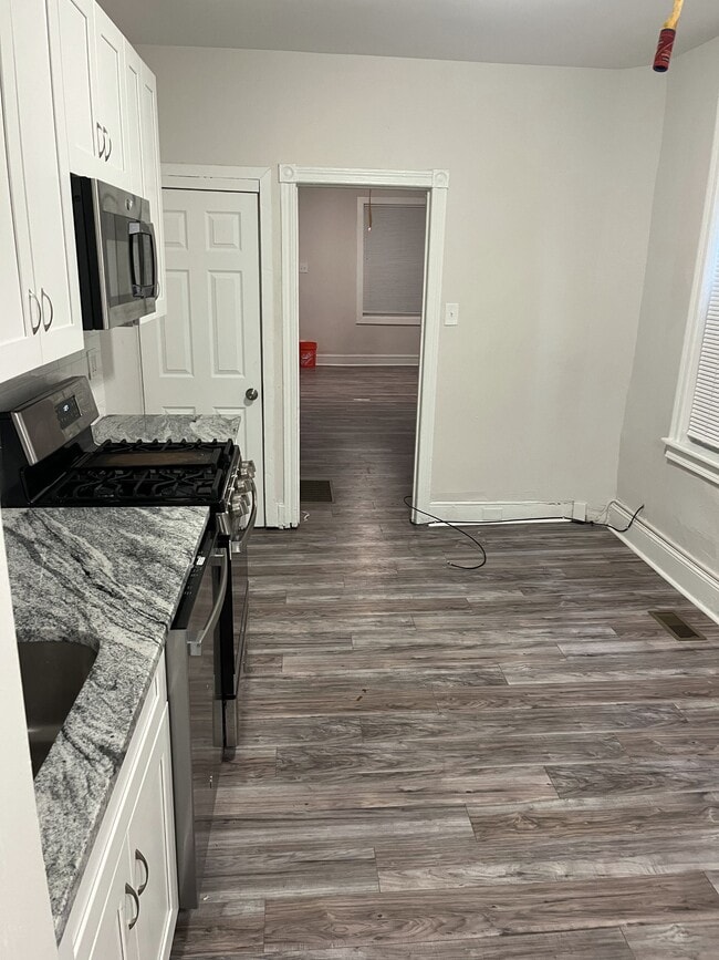 Photo - 644 W Russell St