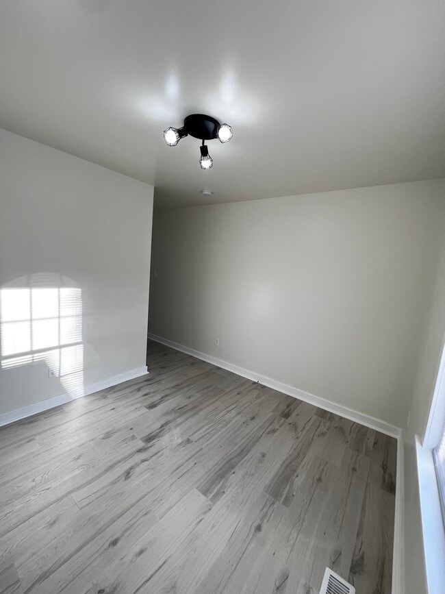 Photo - 928 Farmer St