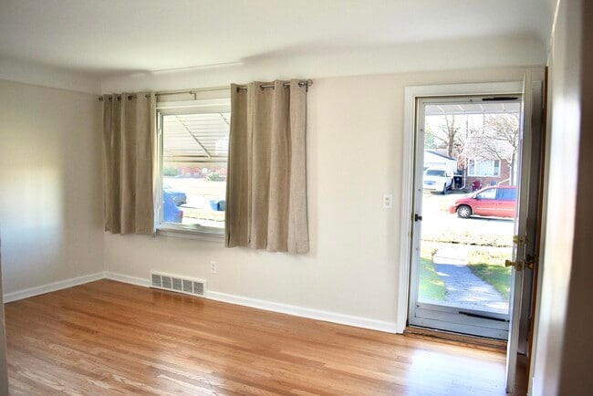 Photo - 9924 Woodring St