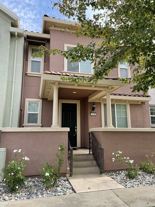 Building Photo - Nice Townhome w/ Detached Garage, Granite ...