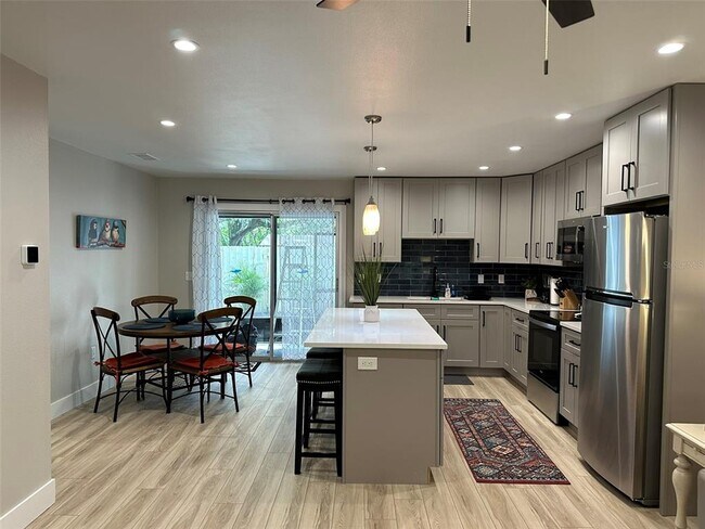 Photo - 306 19th St E