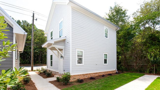 El exterior del patio trasero de The-One-Clemson-Off-Campus Living-Near-Clemson-University-Backyard
