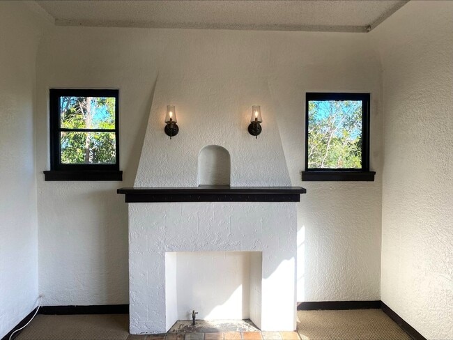 Building Photo - Craftsman Style One Bedroom with Decorative Fireplace! On Site Washer and Dryer & Assigned Storag... Unit 2038 29th St