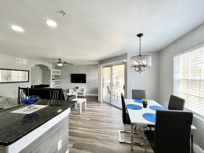 Very luminous - 7200 Westpointe Blvd Unit 825