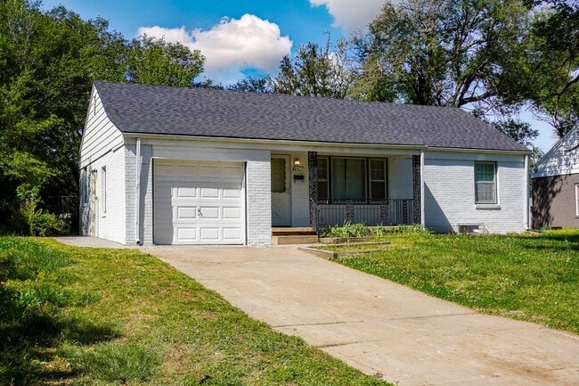 Building Photo - 3 bed 2 ba w Finished Basement + Garage - APPLY FREE!