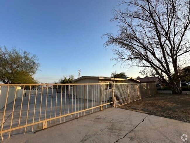 Building Photo - 4 bedroom in Desert Hot Springs Rental