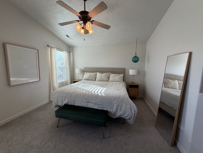 Dormitorio principal (cama king mostrada) - 559 E 300 S