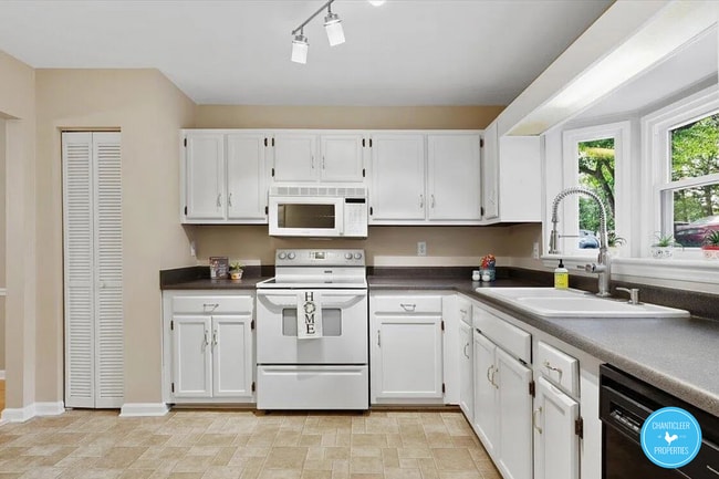 Photo - 5738-5733 3 Oaks Dr