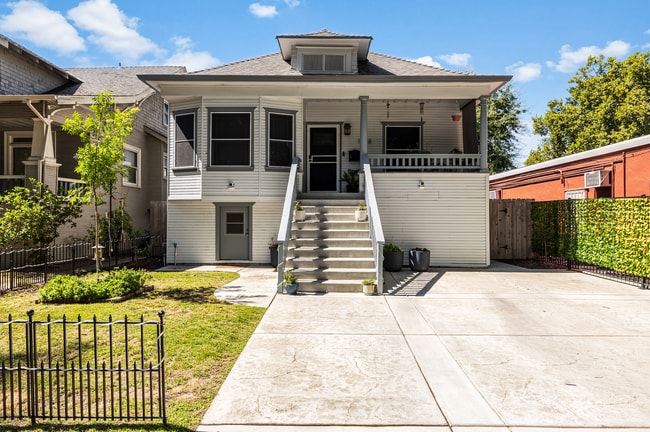 Building Photo - Updated Midtown Home