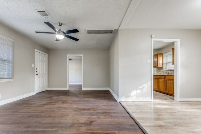 Photo - 9310 Forest View St