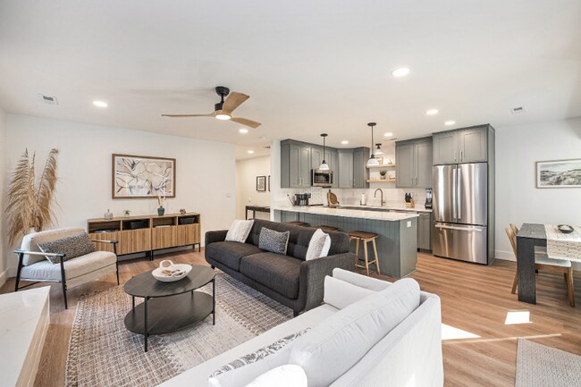 Photo - 625 Semaht St