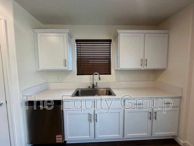 Photo - 1900 N Oaks St