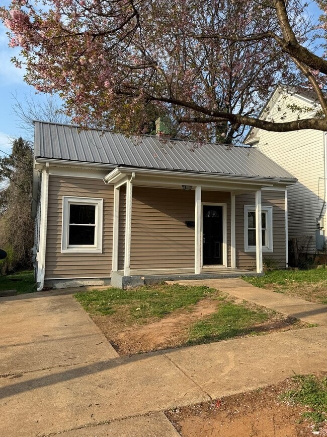 Building Photo - Newly Updated 2BR/1BA Home – Great Location & Move-In Ready!
