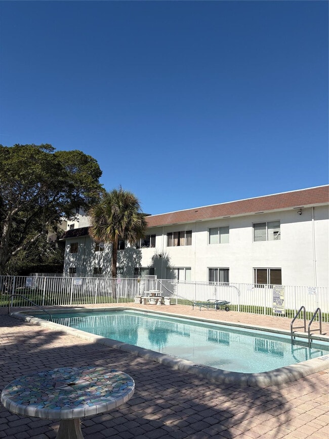 Building Photo - 101 SE 6th Ave Unit 2