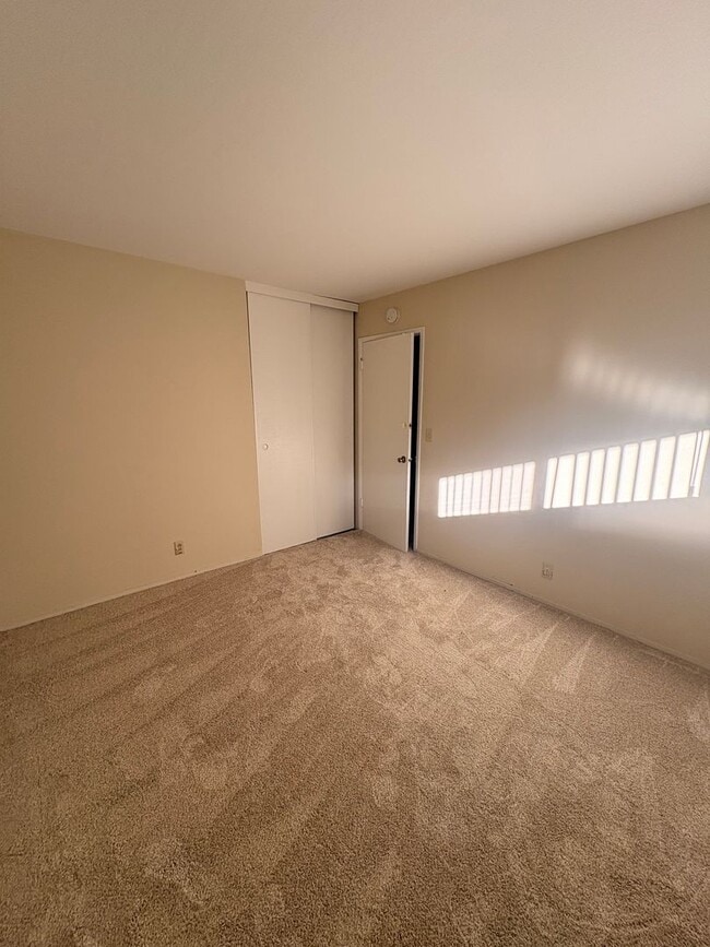 Photo - Upstairs 2 bedroom 1 bath apartment w/ assigned parking! Unit 925-30