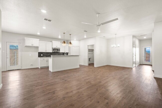 Photo - Luxurious Townhome Located In Abbey Glen -...